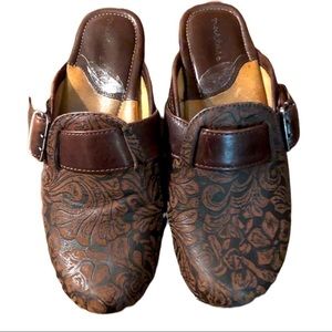 NURTURE Embossed Clogs Buckle Leather Brown Black Size 6.5